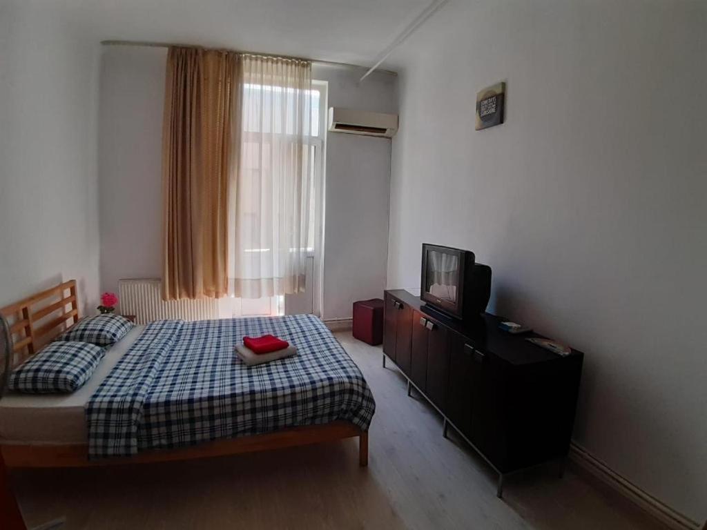 Economic Low Buget Downtown Studio Tiny Home On Street Piata Amzei Bucharest Exterior photo