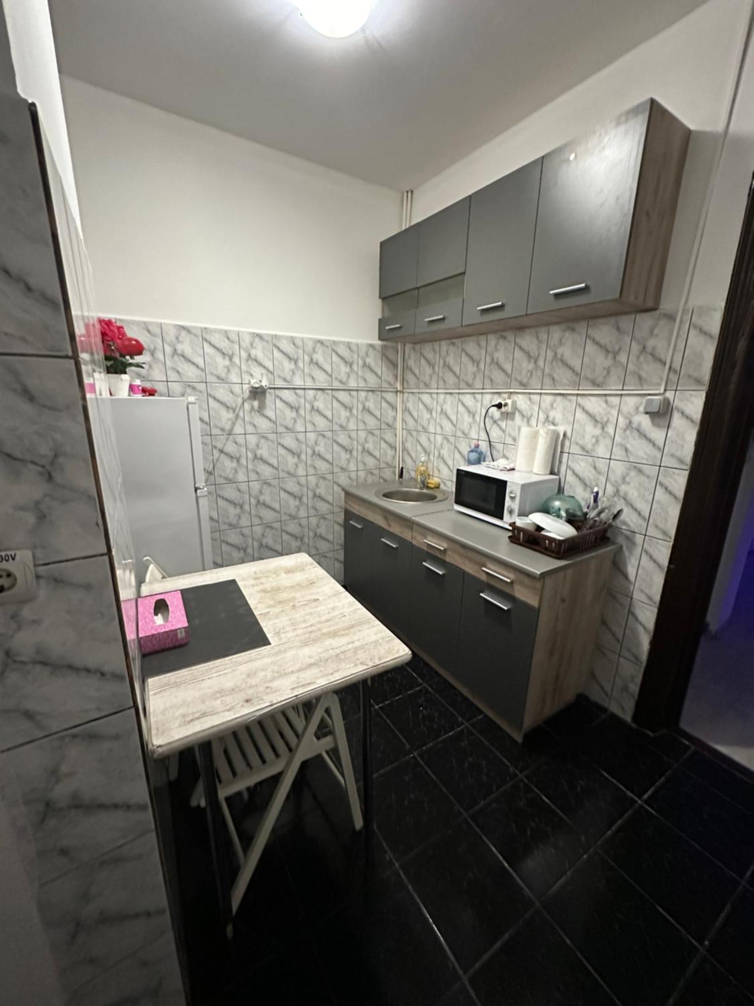 Economic Low Buget Downtown Studio Tiny Home On Street Piata Amzei Bucharest Exterior photo